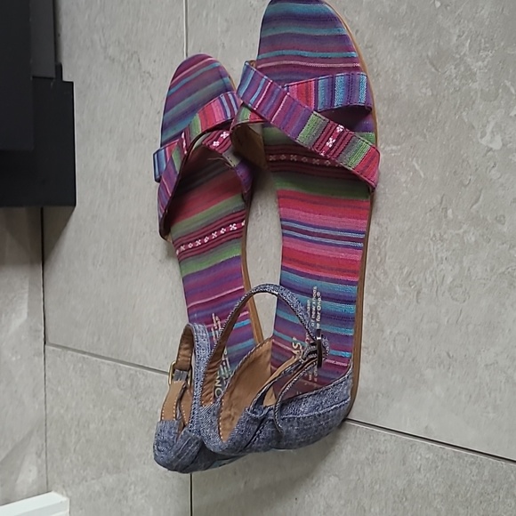 TOMS Woven Sandals - Picture 2 of 10
